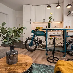 Stylish Oasis With Ac And Parking Apartament